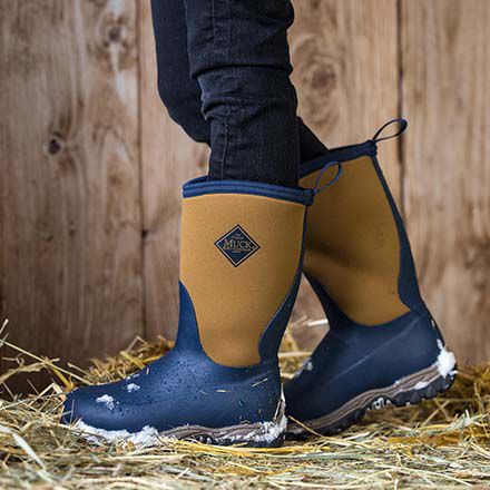 Kids rugged muck boots online